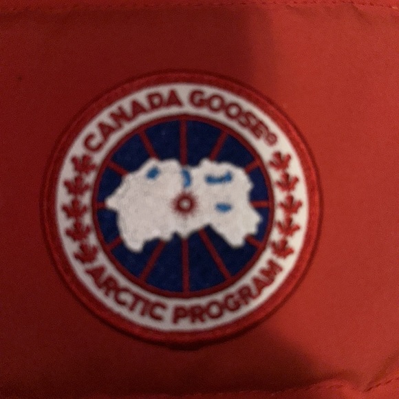 RED CANADA GOOSE WOMENS VEST - Picture 5 of 6